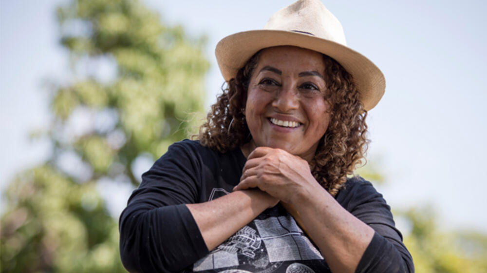 Lilian León, agricultora afrodescendiente, artesana y activista por los derechos de las mujeres, sonríe a la cámara en Yapatera, Perú