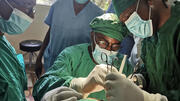 Restaurar la esperanza, reconstruir vidas: un día en la vida de un cirujano especializado en fístulas en Zambia